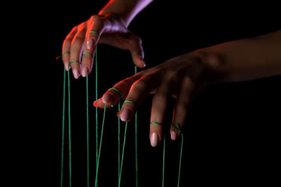 manipulacion-emocional-chantajes-manipuladores-psicologia-Hernandez-psicologos-malaga-fuengirola-marbella-online-terapia